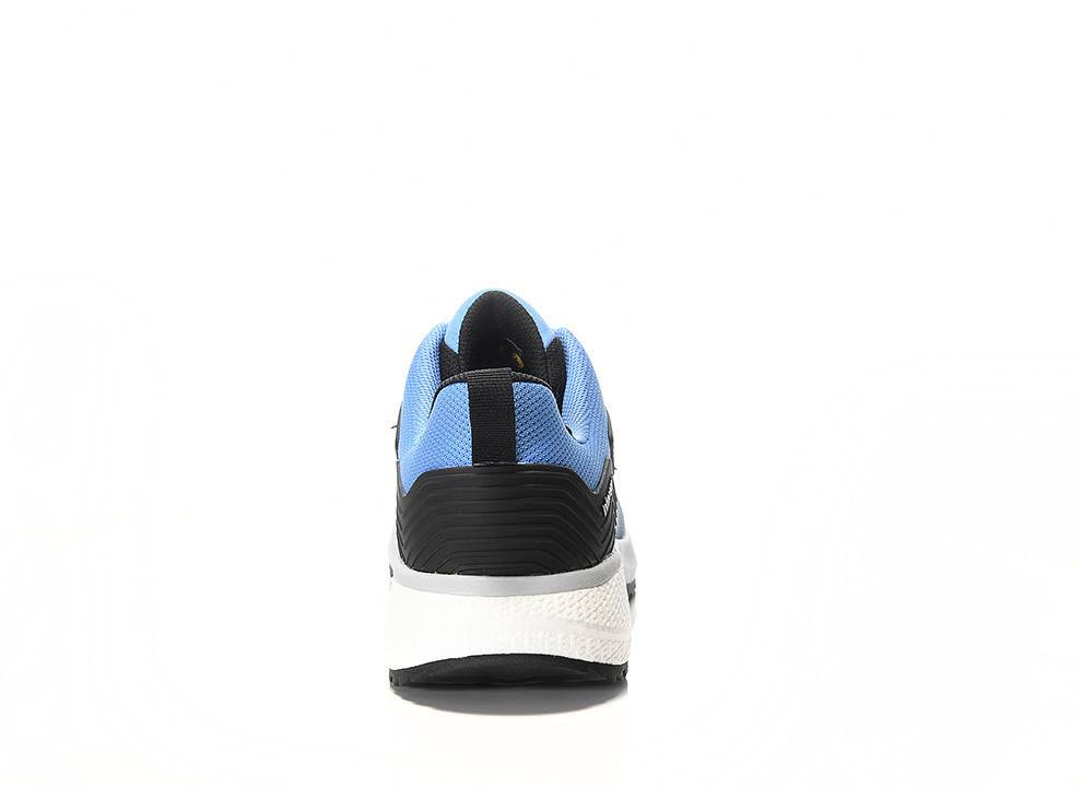 Ein blauer Sportschuh von hinten gezeigt, der sein Sohlendesign und die Fersenstruktur hervorhebt, auf weißem Hintergrund.