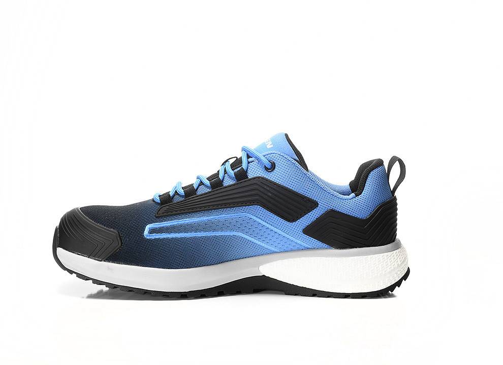 Ein blau-schwarzer Sportschuh mit weißer Sohle, mit atmungsaktivem Mesh-Obermaterial und einer Fersenlasche zum leichten Anziehen.