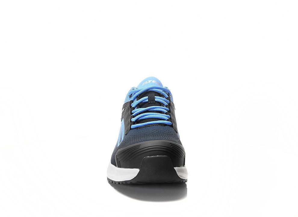 Ein blau und schwarzer Sportschuh von vorne, der den Schuhnamen auf der Zunge zeigt. Weiße Sohle mit blauen Schnürsenkeln im oberen Bereich.