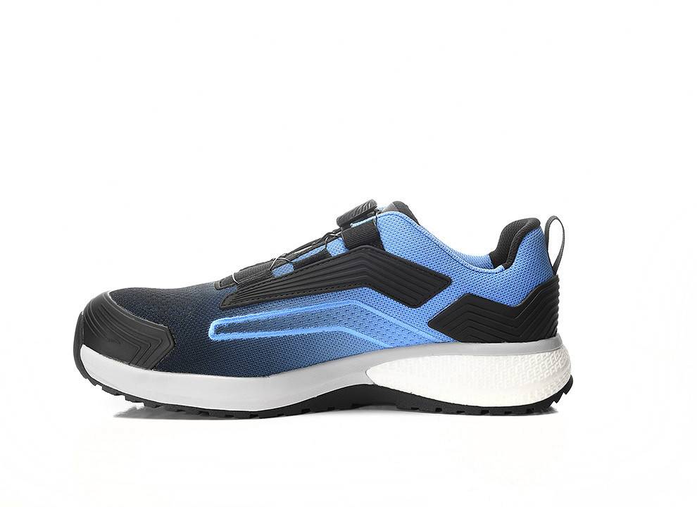Ein blauer und schwarzer Sportschuh mit weißer Sohle, mit einem eleganten Design und strukturierter Griffigkeit.