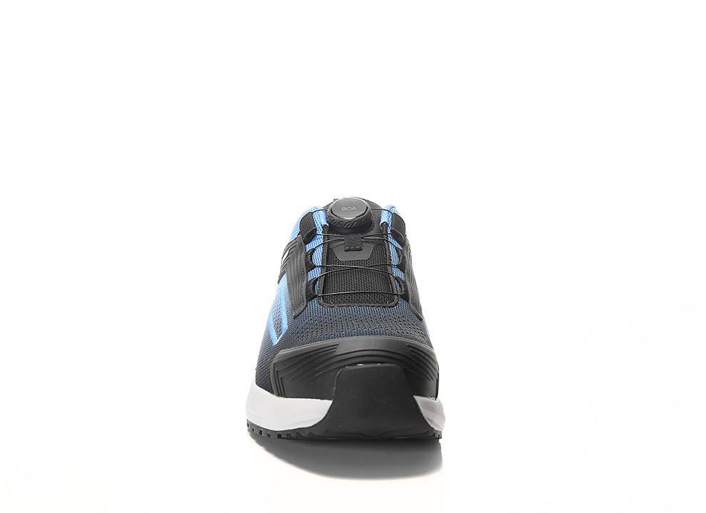 Ein schwarzer und blauer Sportschuh mit verstellbarem Schnürsystem, von vorne auf einem einfachen weißen Hintergrund betrachtet.