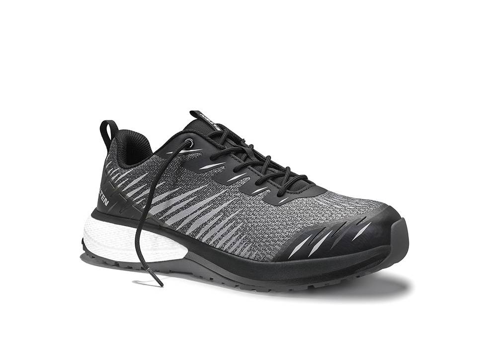 Ein schwarzer und grauer Sportschuh mit strukturiertem Strickoberteil, weißer Zwischensohle und schwarzer Laufsohle, vor einem einfachen weißen Hintergrund dargestellt.