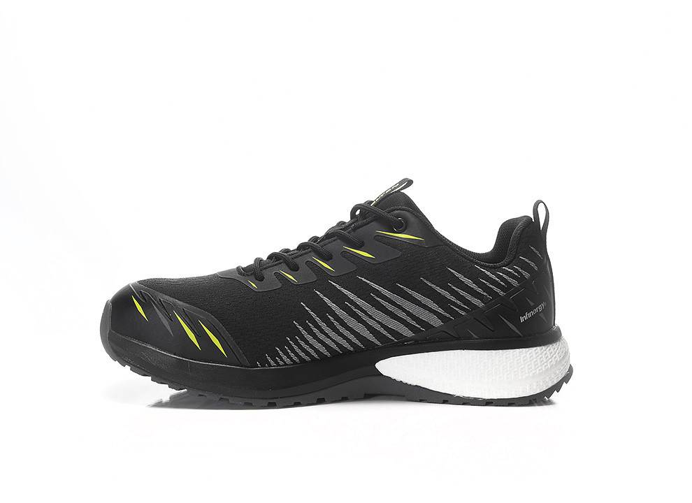 Ein schwarzer Sportschuh mit gelben Akzenten, mit weißer Sohle und grauem Muster, designed für Outdoor-Running.