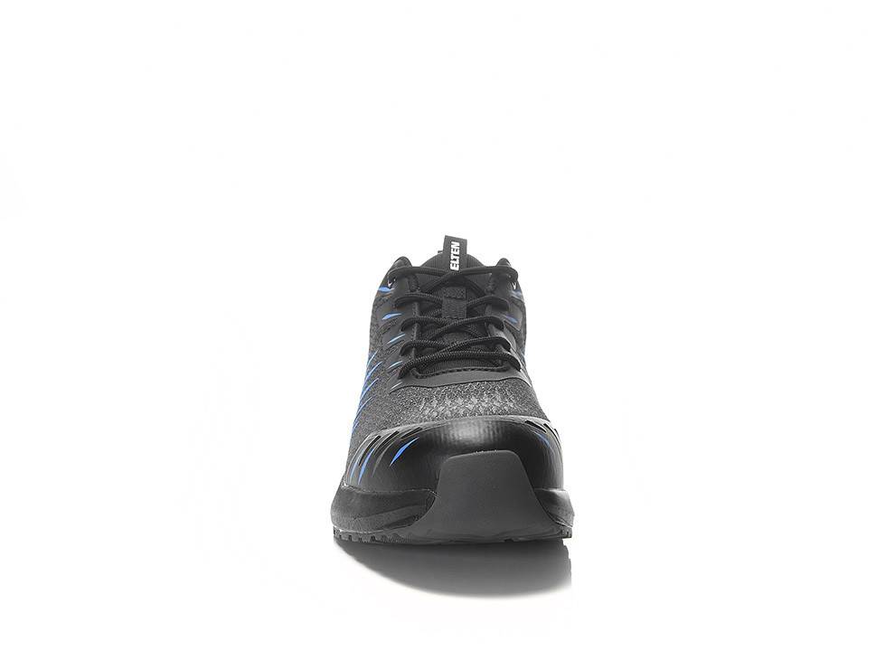Ein schwarzer und blauer Sportschuh von vorne, der sein Schnürsenkel-Design, Griffmuster und schlanken Stil zur Schau stellt.