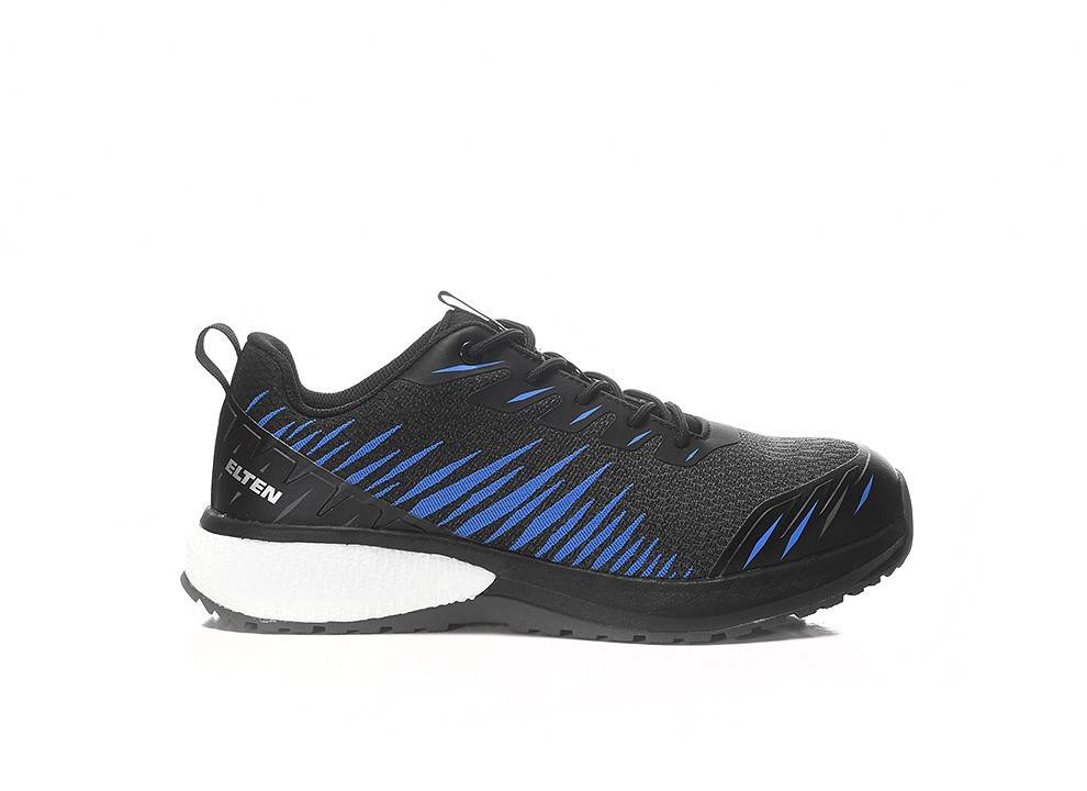 Ein schwarzer Sportschuh mit blauen Akzenten und weißer Sohle, mit strukturiertem Design und einer Zuglasche an der Ferse.