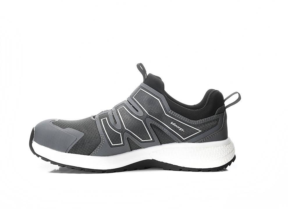 Ein grau und schwarzer Laufschuh mit weißer Sohle, mit strukturiertem Obermaterial und ausgeprägten Stützapplikationen, entwickelt zum Laufen.