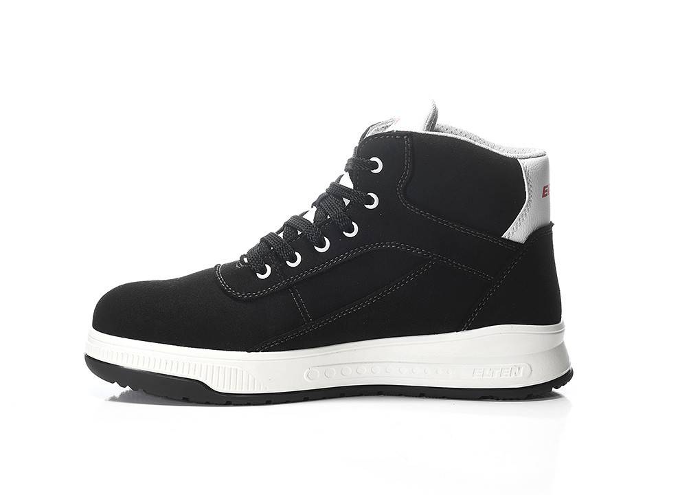 Schwarzer Freizeitsneaker mit weißen Sohlen, weißen und roten Details und sechs Schnürlöchern. Ideal für den täglichen Gebrauch.
