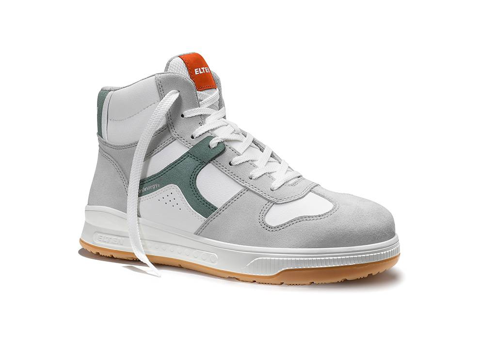 Ein High-Top-Sneaker mit einer weißen Sohle, grünen und weißen Paneelen und einem orangen Akzent auf der Zunge; mit sichtbaren weißen Schnürsenkeln.
