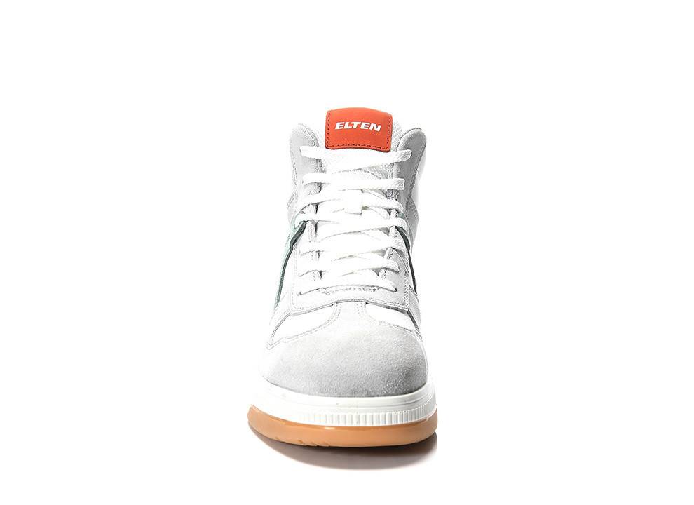 Ein weißer hochschaftiger Sneaker mit einer hellbraunen Sohle und einem roten Etikett auf der Zunge.
