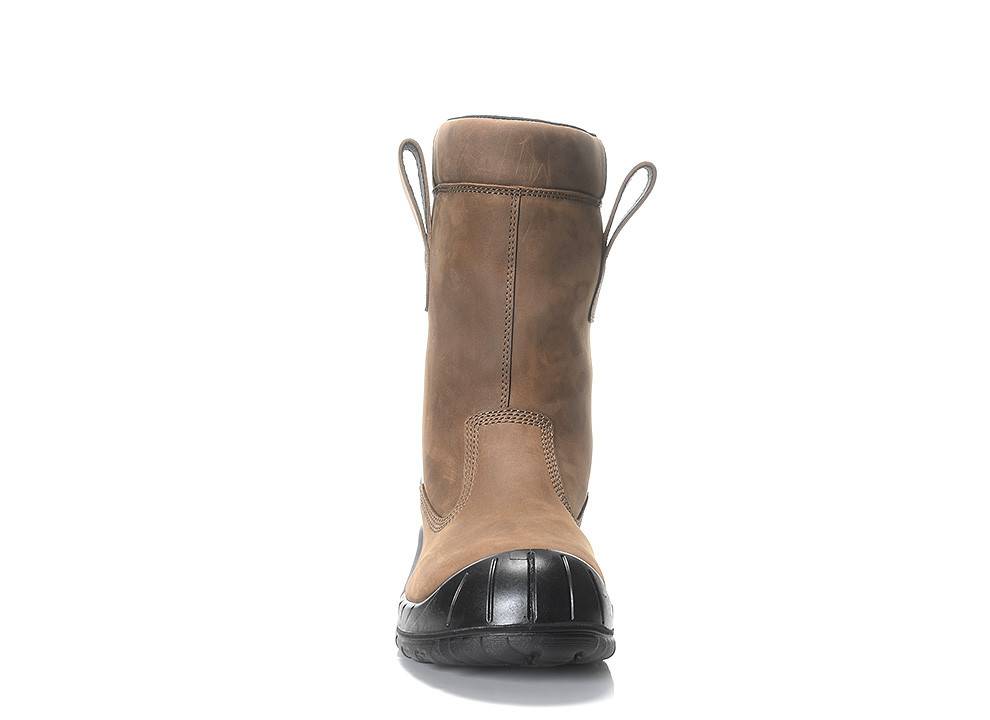 Ein brauner Lederstiefel mit schwarzer Gummisohle und schwarzer Kappe an der Spitze, von vorne gezeigt mit Grifflaschen an den Seiten.