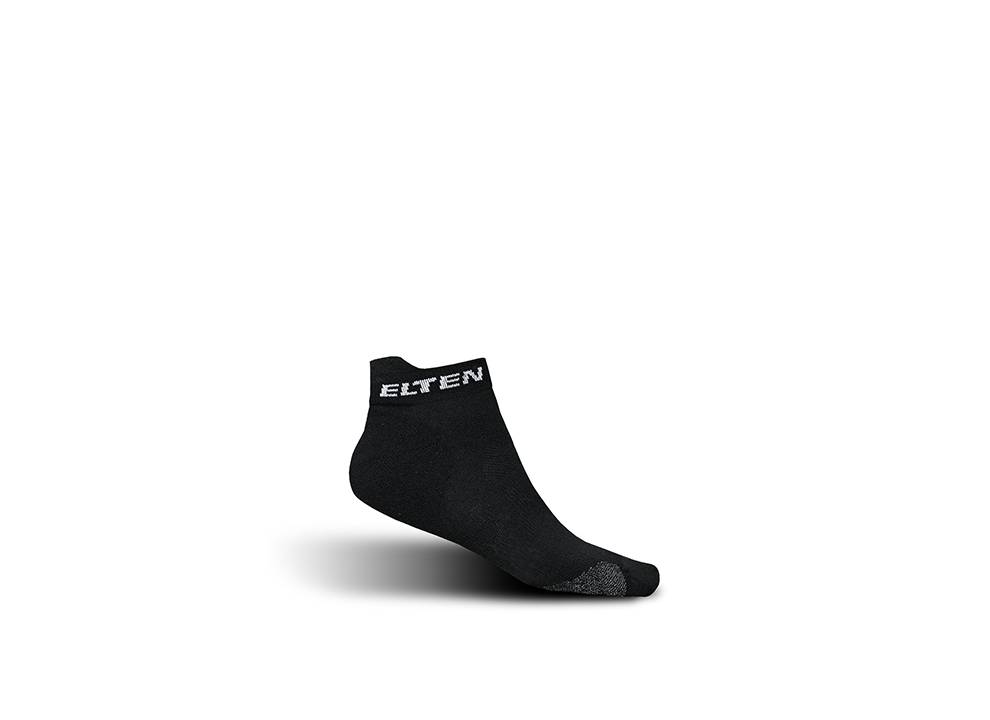 Eine schwarze Knöchelsocke mit dem Markennamen „ELTEN