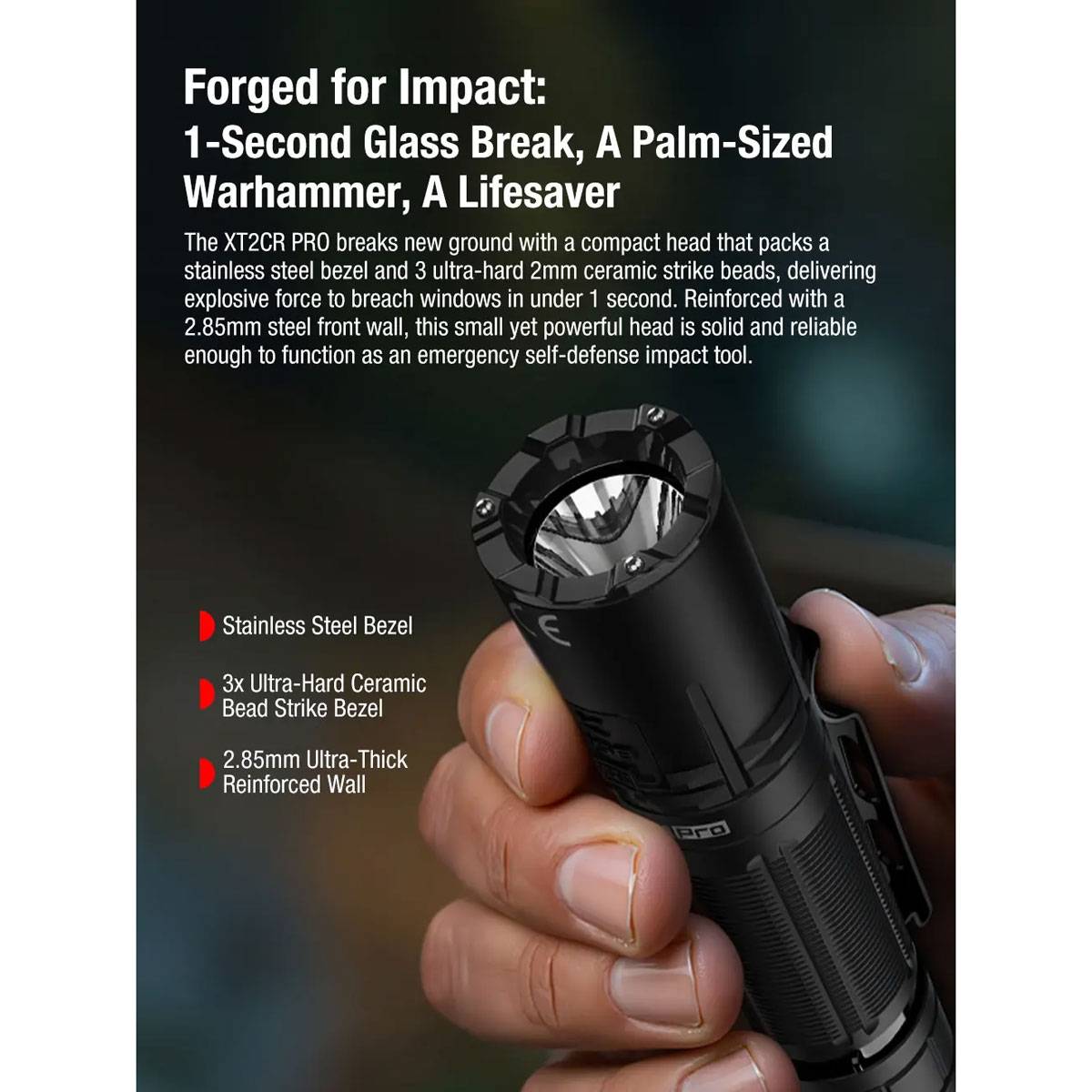 Eine Hand hält eine kompakte Taschenlampe. Der Text lautet: „Geschmiedet für Wirkung: Die X2TCR PRO durchbricht Glas, ein Handflächenformat-Kriegshammer, ein Lebensretter.