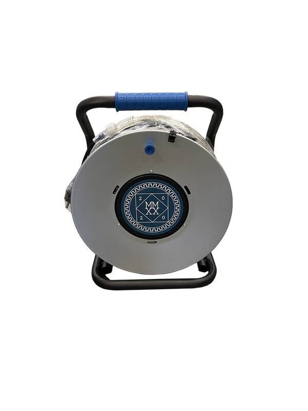 Eine schwarze und silberne Kabelrolle mit einem blauen Griff, die zum Aufwickeln und Lagern von Kabeln bestimmt ist. Die Vorderseite hat ein Logo mit dekorativen Elementen.