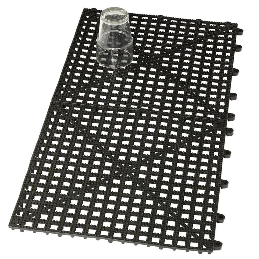 „Schwarze gitterförmige Gummibarmatte mit einem darauf platzierten transparenten Glas.