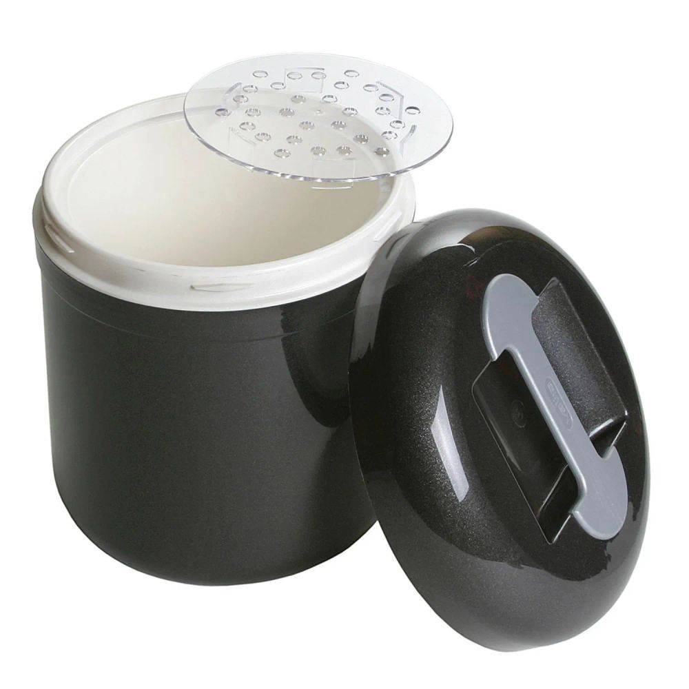 Eine schwarze Eismaschine mit aufklappbarem abnehmbarem Deckel, der einen weißen inneren Behälter mit einem separaten runden Kunststoffmixschaufel offenbart.