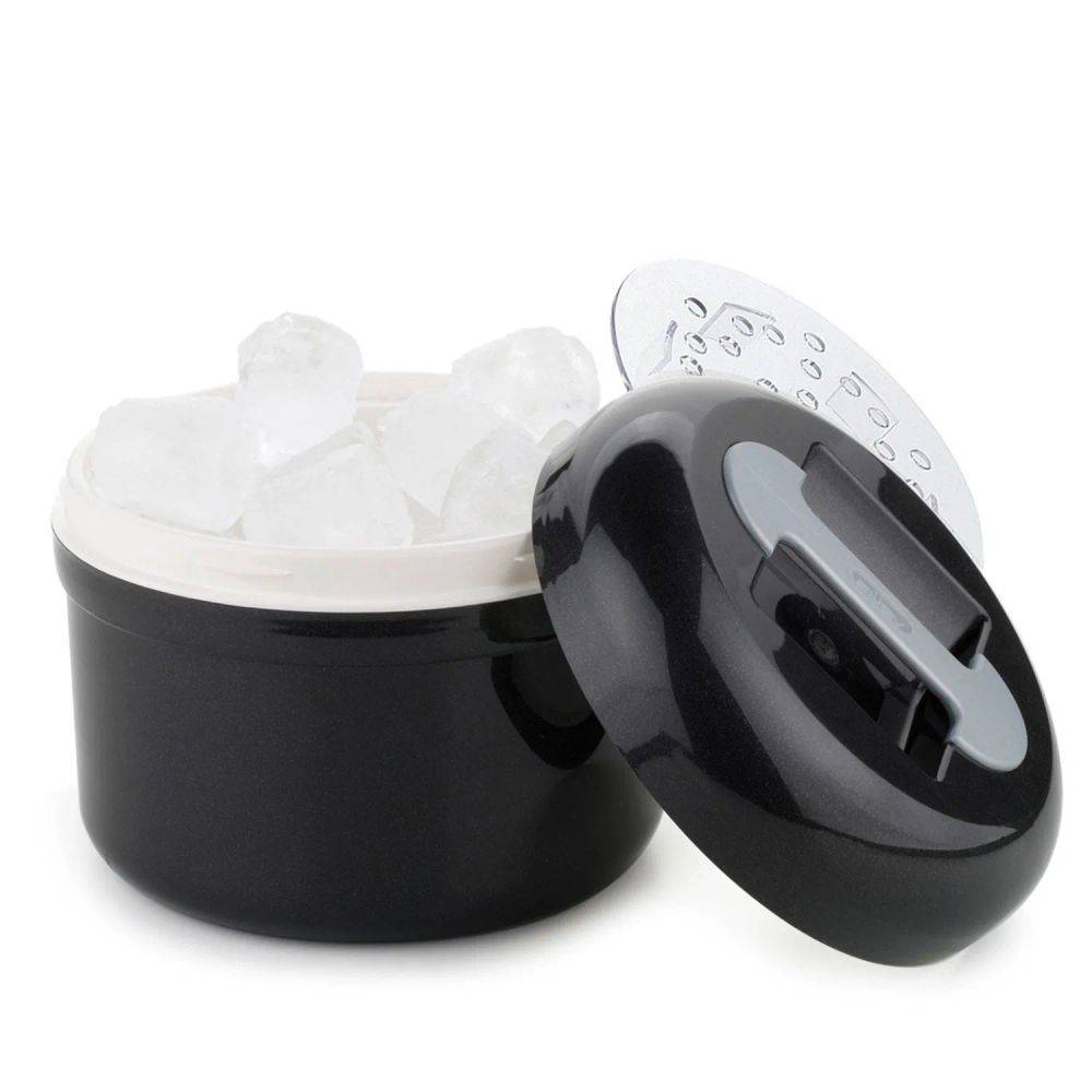 Ein schwarzer Behälter gefüllt mit Eiswürfeln, mit einem geöffneten Deckel mit Klappdeckel-Mechanismus.