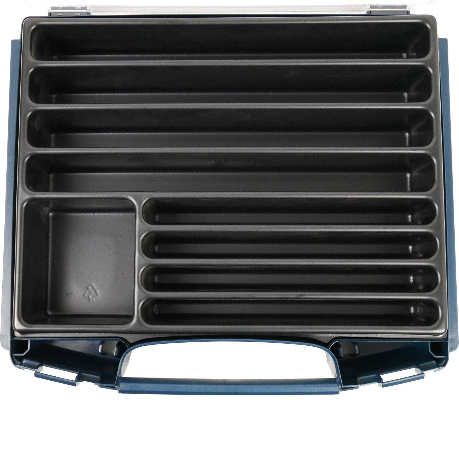 Eine leere schwarze Kunststoff-Angelkiste mit mehreren langen und schmalen Fächern unterschiedlicher Größe symmetrisch angeordnet.