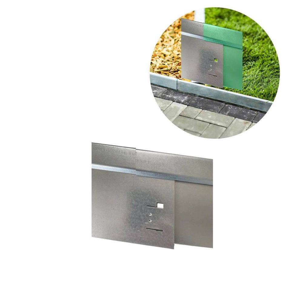 Das Bild zeigt zwei Ansichten einer Metallplakette auf einer grünen Außenfläche. Die Nahaufnahme hebt das flache Design und minimale Gravuren hervor.