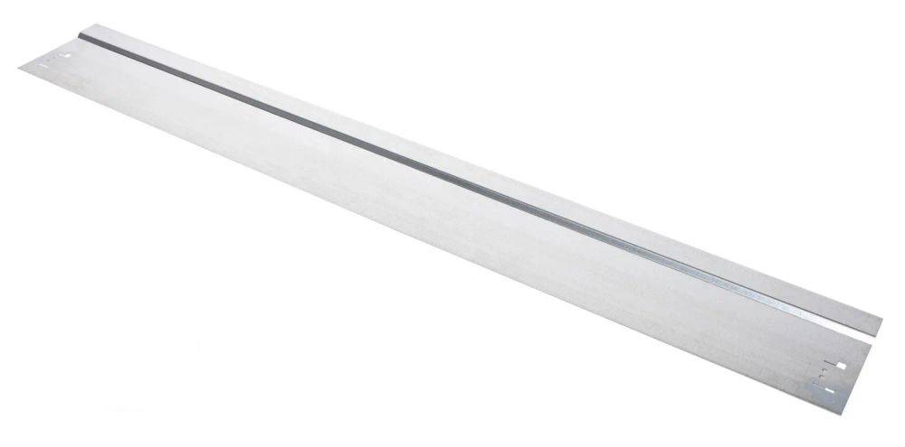 Ein langes, rechteckiges Metallstab mit glatter Oberfläche, silberfarben, aus einem Winkel betrachtet, wobei seine dünne Kante sichtbar ist.