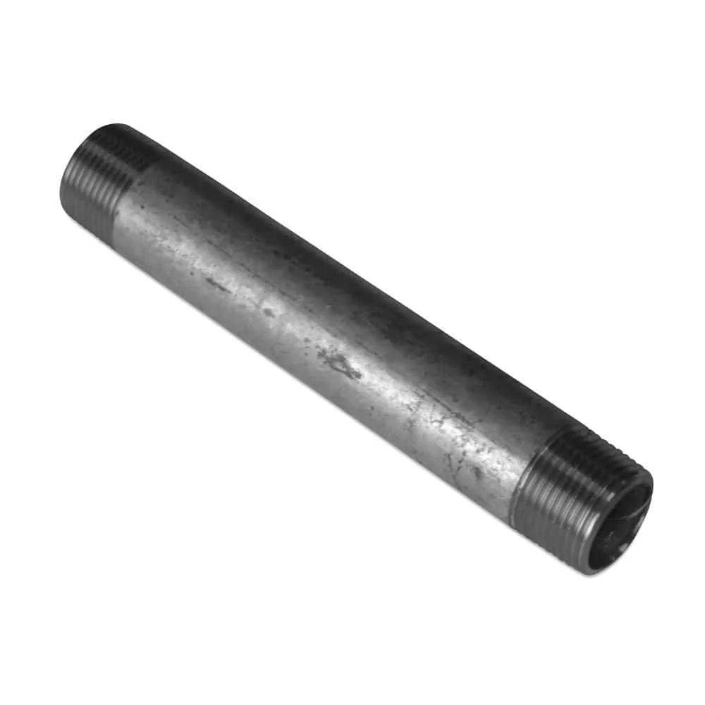 Ein Metallrohr mit Gewinde an den Enden, das für industrielle oder Sanitärzwecke verwendet wird.