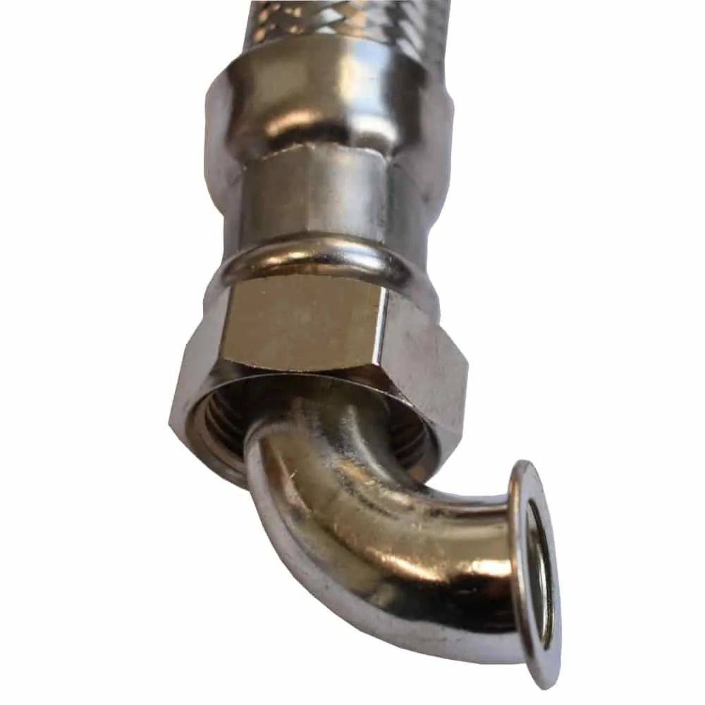 Eine Nahaufnahme eines metallischen Schlauchanschlusses mit einem gekrümmten Ende, mit geflochtener Außenseite und einer sechskantigen Mutter zum Festziehen.