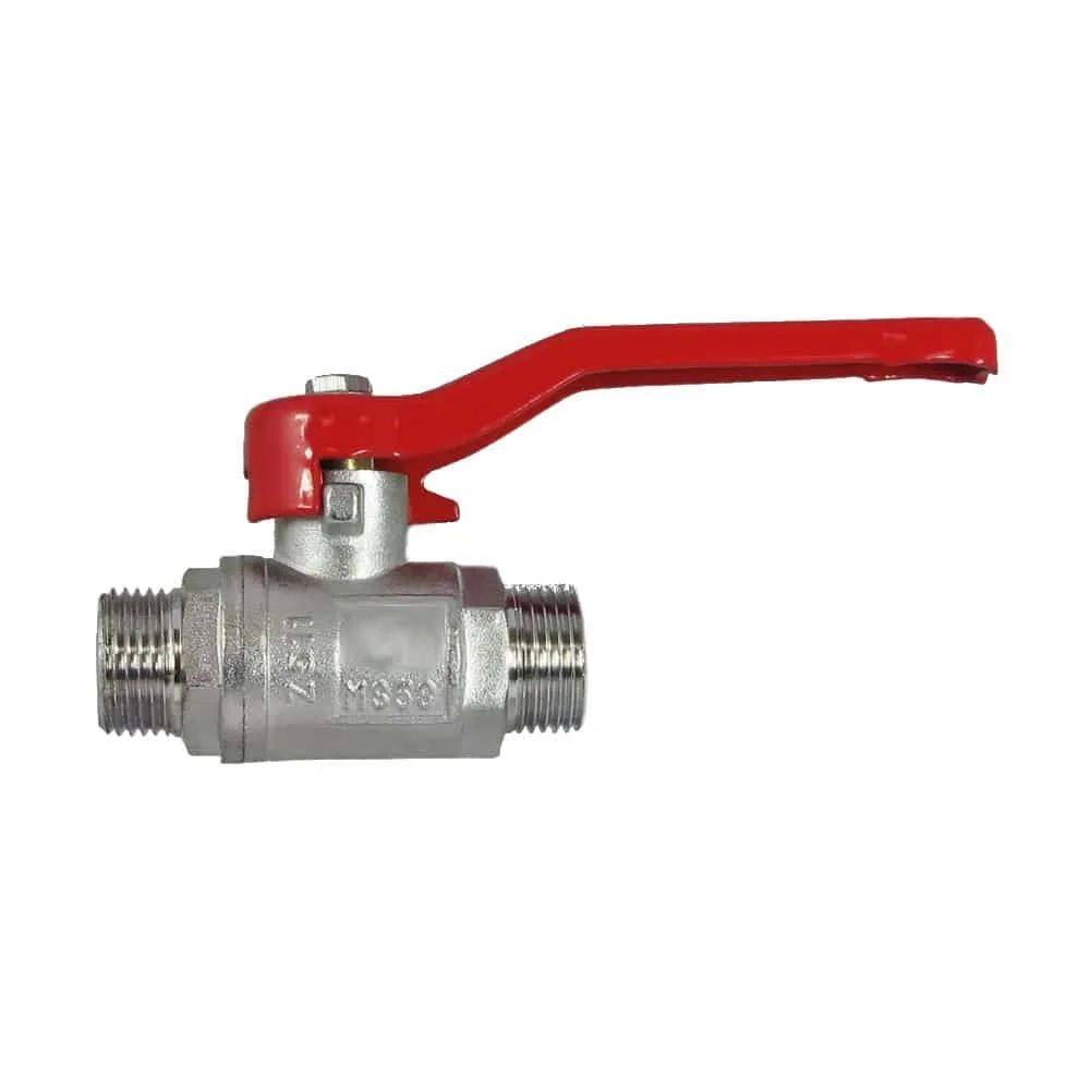 Ein silberner Kugelventil aus Metall mit einem roten Hebel wird gezeigt, das in der Rohrleitungstechnik zur Steuerung des Wasserflusses verwendet wird.