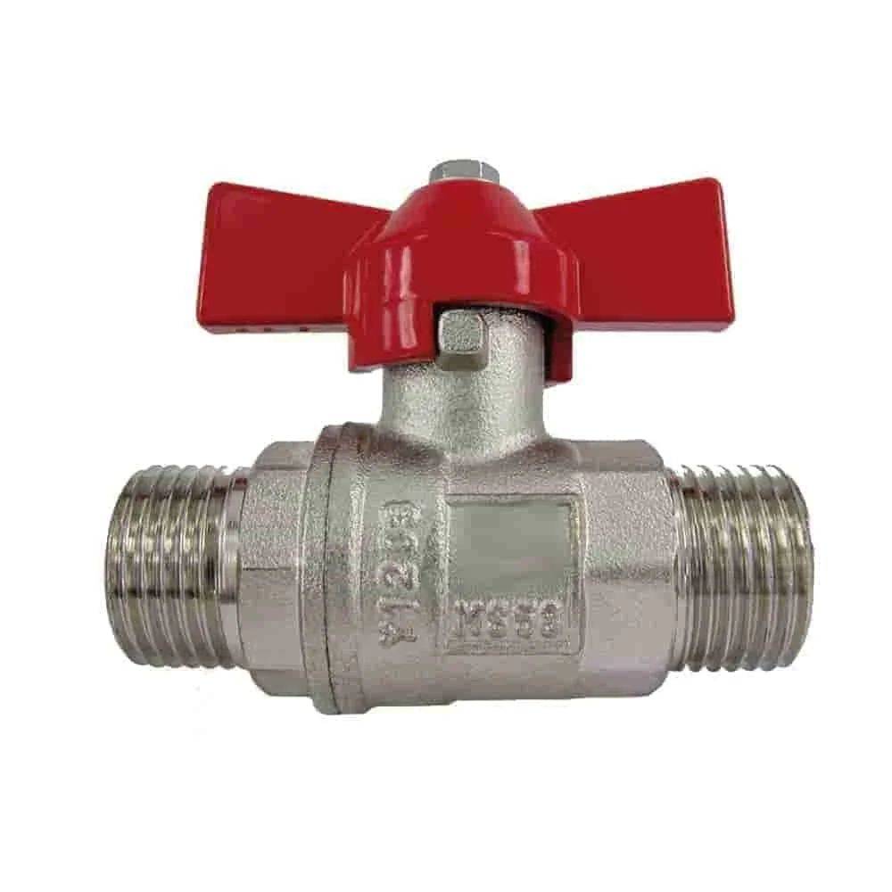 Ein Kugelventil aus Metall mit rotem Griff wird gezeigt. Es hat Gewinde-Enden für Rohrverbindungen und wird verwendet, um den Flüssigkeitsstrom in Sanitärsystemen zu steuern.