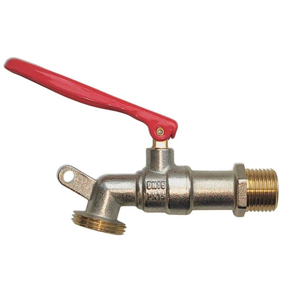 Ein Metallarmaturen mit rotem Hebel, mit einem Gewinde-Ausguss zur Schlauchbefestigung, von der Seite vor einem neutralen Hintergrund betrachtet.