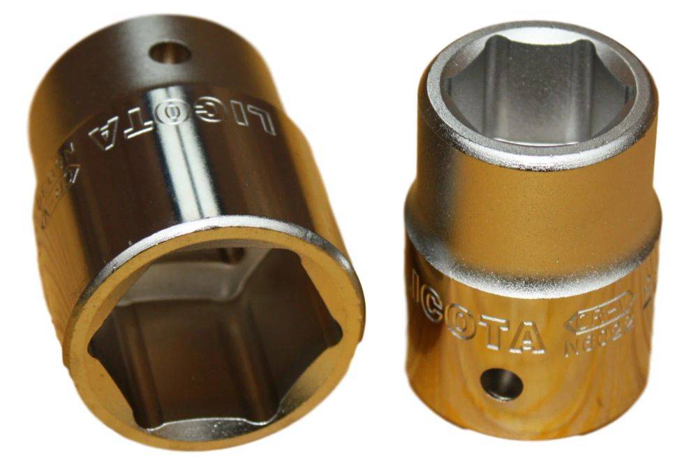 „Nahaufnahme von zwei metallischen Stecknüsseln; einer ist goldfarben und der andere silbern, wobei ihre sechseckigen Öffnungen zu sehen sind.