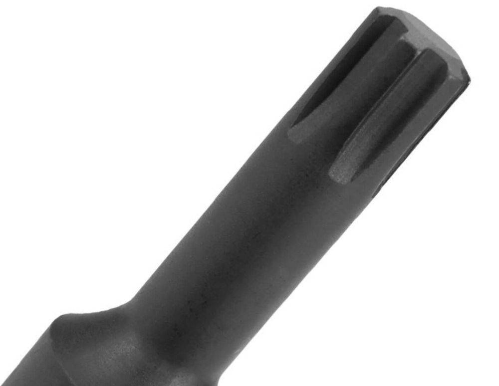 Ein schwarzes, metallisches Sechskant-Steckschlüssel oder Antriebsbit mit gerilltem Ende, das zum Anziehen oder Lockern von Bolzen verwendet wird.