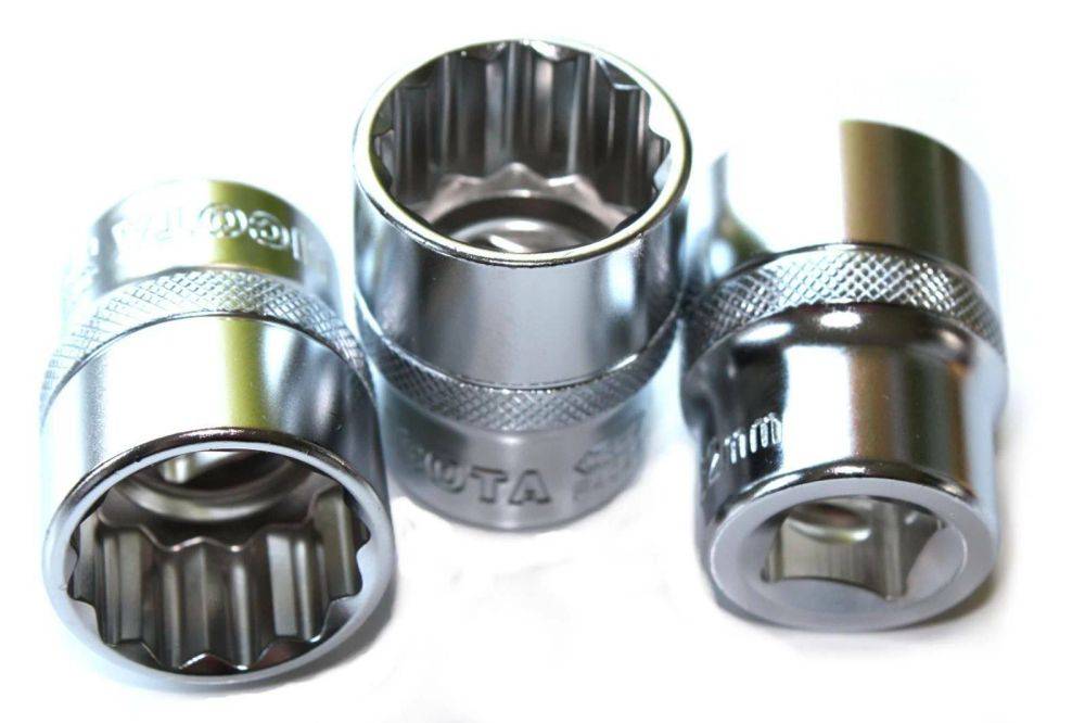 Drei Silberstecker mit sechseckigen Öffnungen, dicht beieinander angeordnet, mit reflektierendem metallischem Finish.