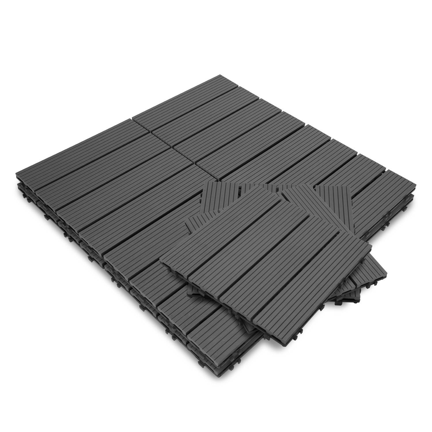 Ineinandergreifende dunkelgraue Terrassenfliesen sind gestapelt, wobei ihr Verriegelungsdesign und ihre strukturierte Oberfläche hervorgehoben werden, die sich ideal für Außenbeläge eignet.