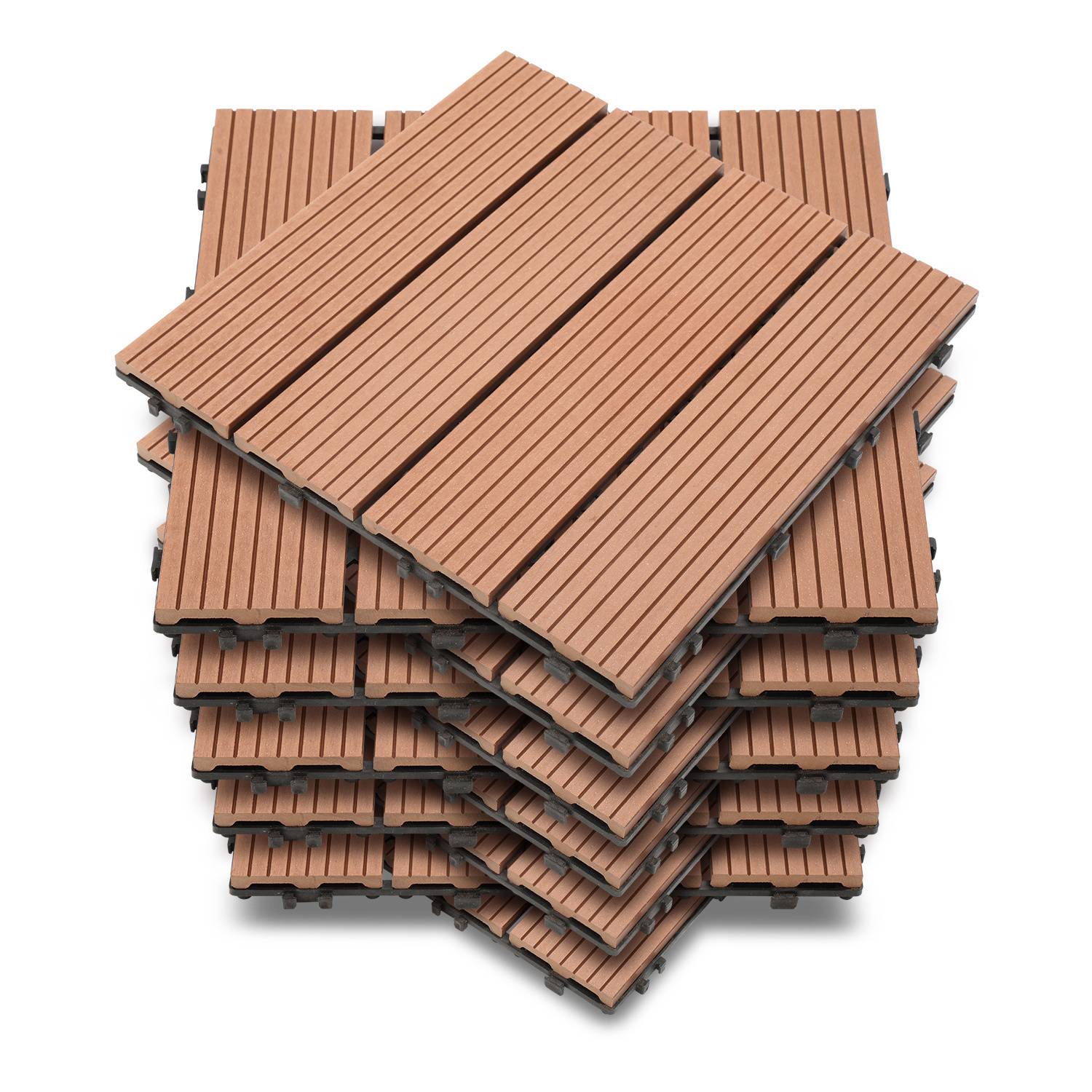 Ein Stapel von acht verschachtelten braunen Terrassendielen mit Lamellenmuster, geeignet für Außenbeläge.