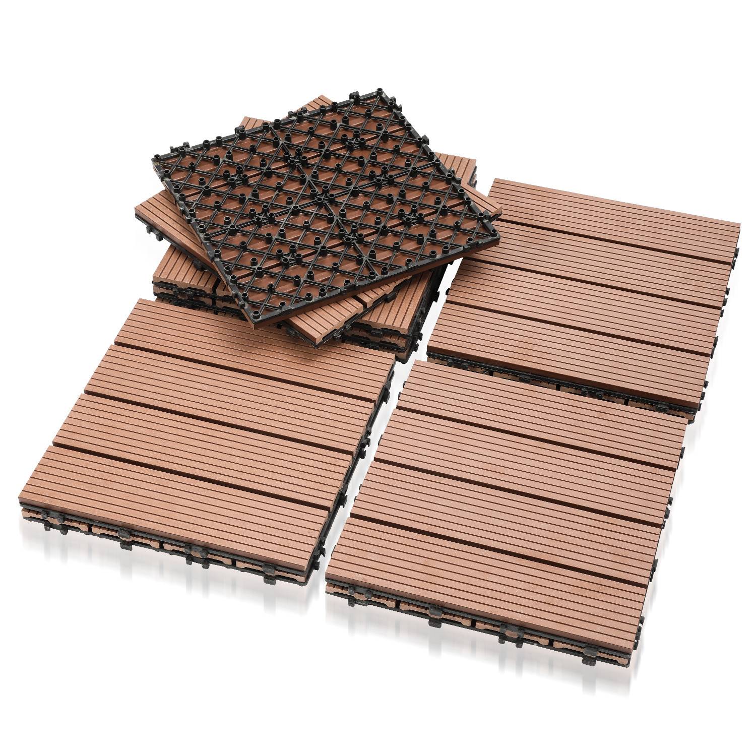 Braune verschlossene Deckenplatten mit holzähnlicher Oberfläche, gestapelt und für den Außenbereich angeordnet. Geeignet für Terrassen und einfache DIY-Installation.