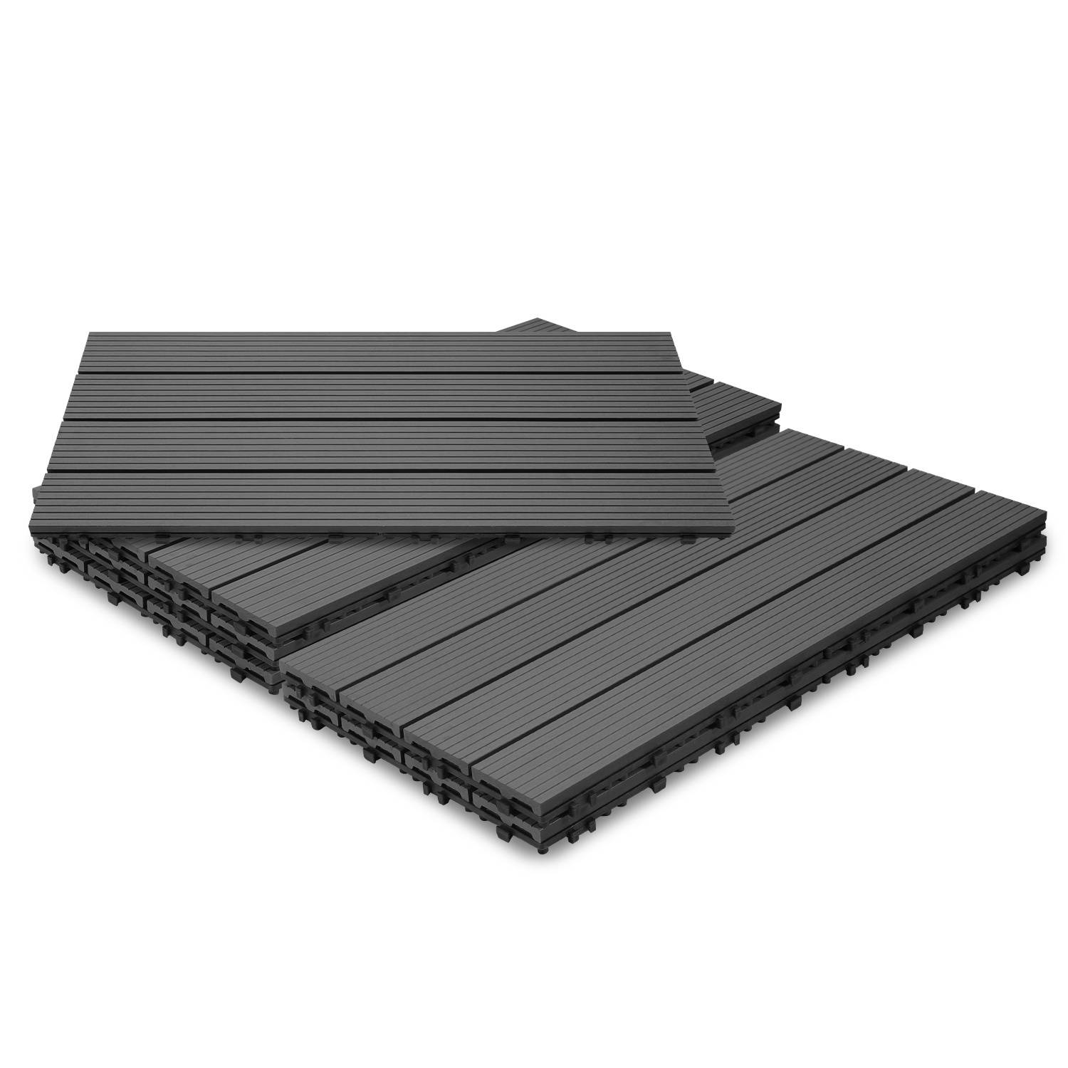 Gestapelte graue verschachtelte Außenbelagsfliesen, geeignet für Garten- oder Terrassennutzung, mit Hervorhebung ihres modularen Designs.