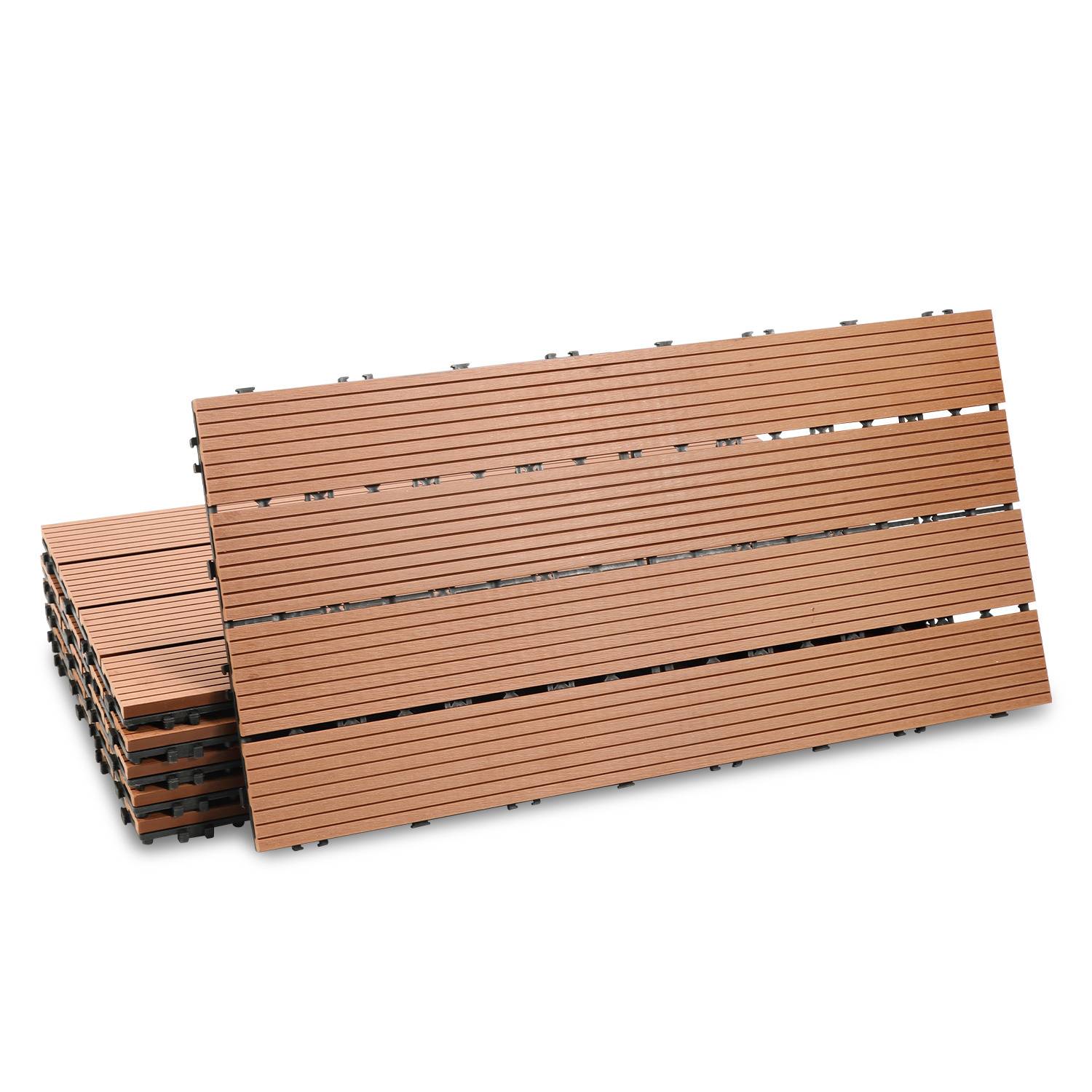 Verschlungene braune Verbundwerkstoff-Terrassenfliesen, die in zwei Stapeln gestapelt sind und die Textur sowie das Verbindungsdesign für eine einfache Installation von Außenbodenbelägen zeigen.