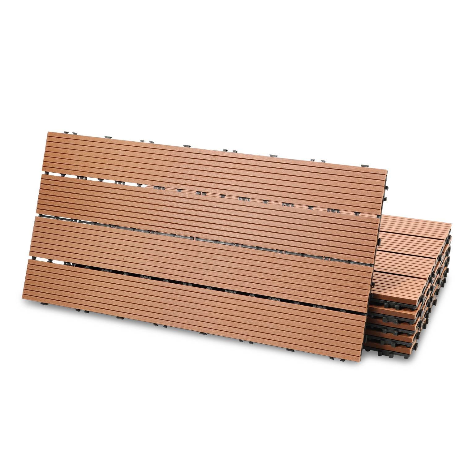Ein Stapel braun gefärbter Holzbelag-Fliesen, sauber angeordnet, die ihre rechteckige Form und geschliffenes Design hervorheben, geeignet für Außenbodenbeläge.