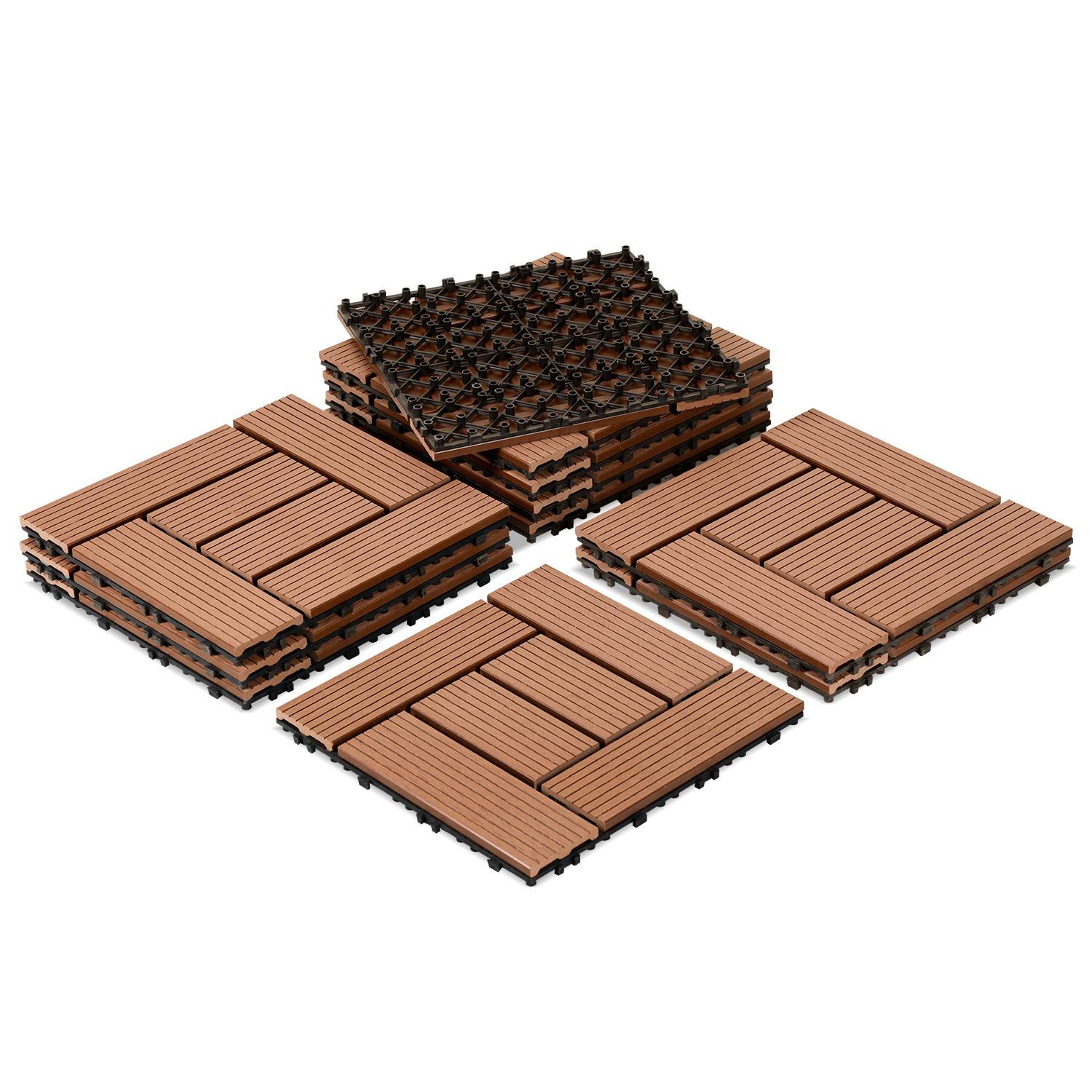 Braune verschlossene Deck-Fliesen mit holzähnlicher Oberfläche werden angezeigt. Eine Fliese ist umgeklappt, um das Unterseiten-Design zu zeigen, während andere ein teilweises Gitter bilden.