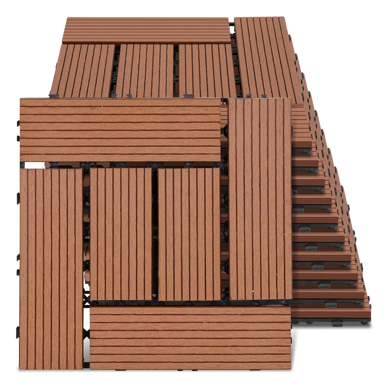 Braune verschlungene Terrassenplatten gestapelt in einem Muster, das ein holzähnliches Lamellenentwurf zeigt und die Anordnung von Außenbodenbelägen hervorhebt.