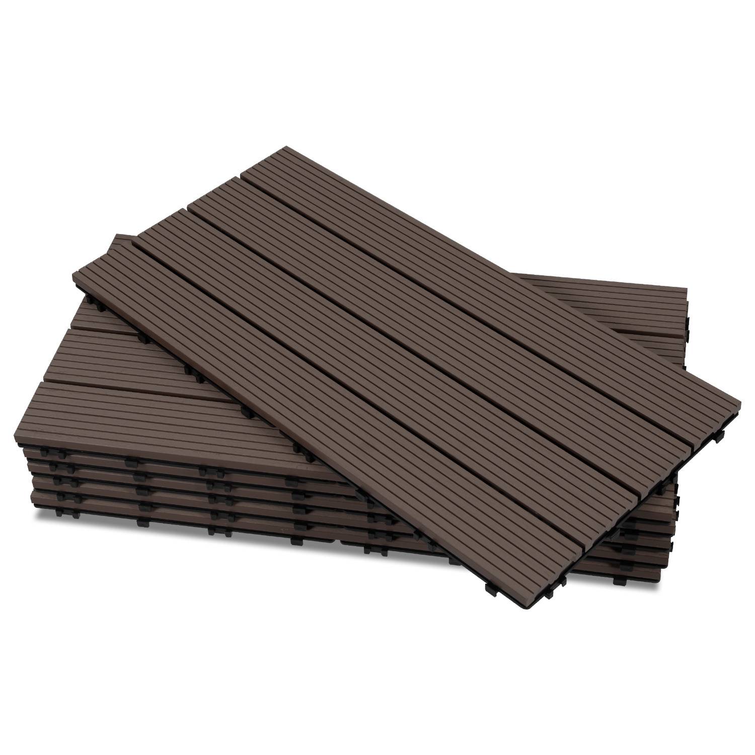 Ein Stapel von ineinander greifenden braunen Verbundwerkstoff-Bodenfliesen mit Rillen, die für einfache Montage und Außenbereich konzipiert sind.