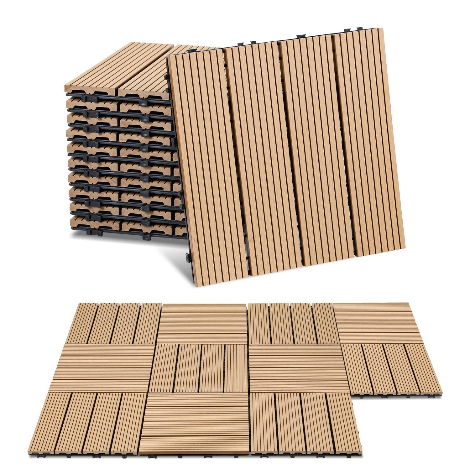 Holzdeck-Fliesen gestapelt und ausgelegt, zeigen modulares Design für einfache Installation und Mustervielseitigkeit.
