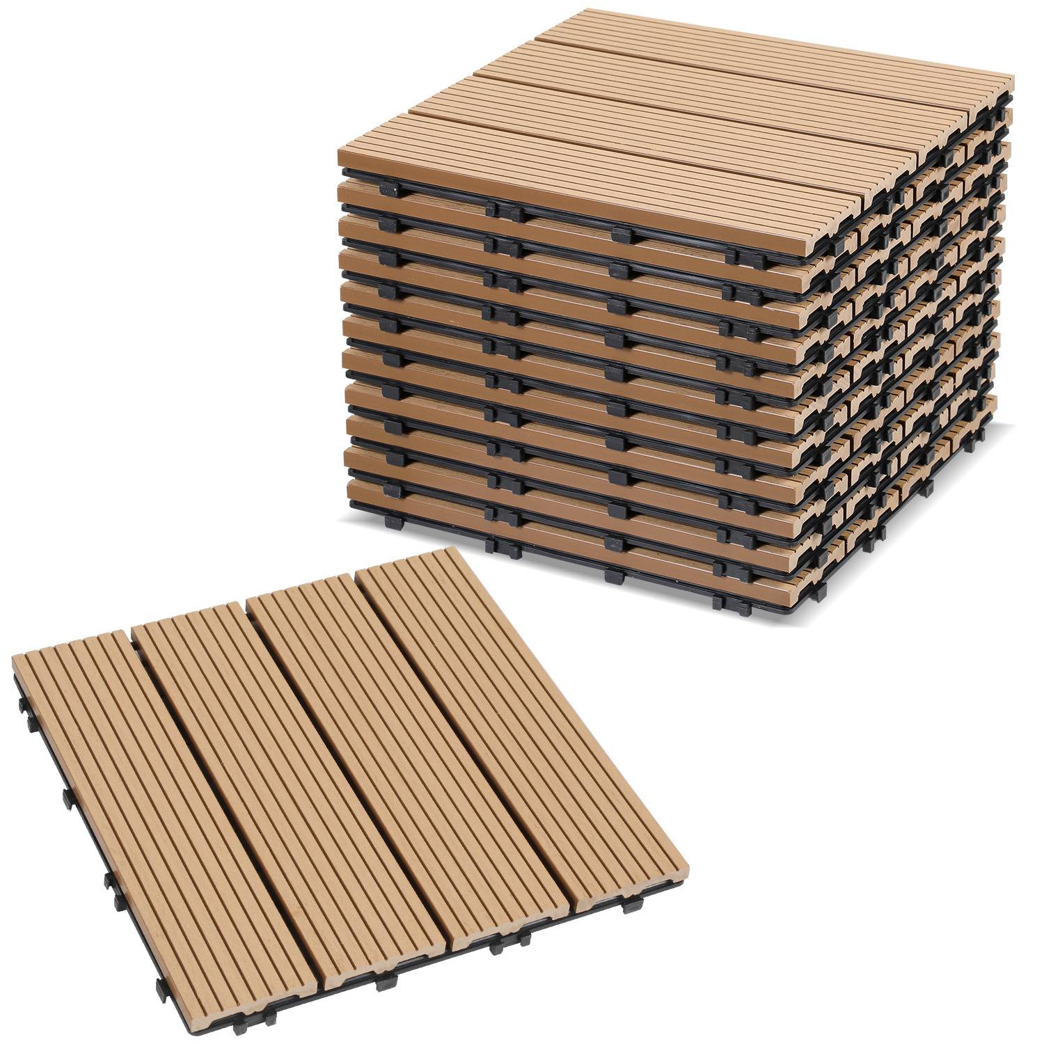 Ein Stapel brauner verschachtelter Terrassenfliesen auf dem Boden, mit einer Fliese separat davor platziert, die die Oberseite und die Latten zeigt.