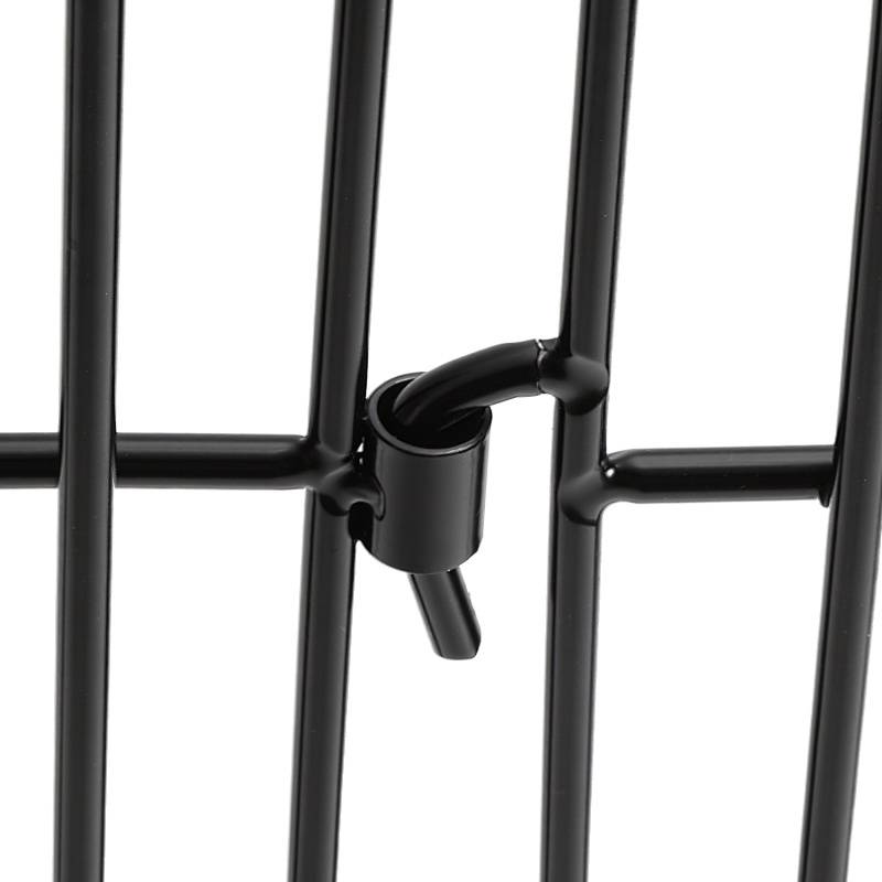 Nahaufnahme einer schwarzen Metallverriegelung, die mit vertikalen Zaunstäben verbunden ist und einen einfachen Verschlussmechanismus zeigt.