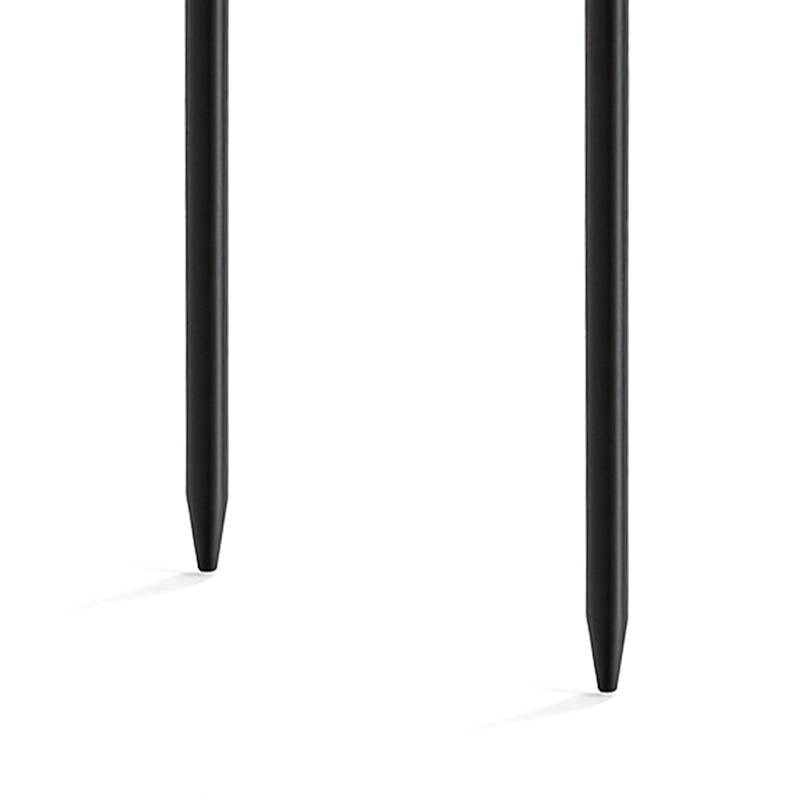 Schwarze Metalltischbeine mit spitzen Enden, entworfen für minimalistische Möbel.
