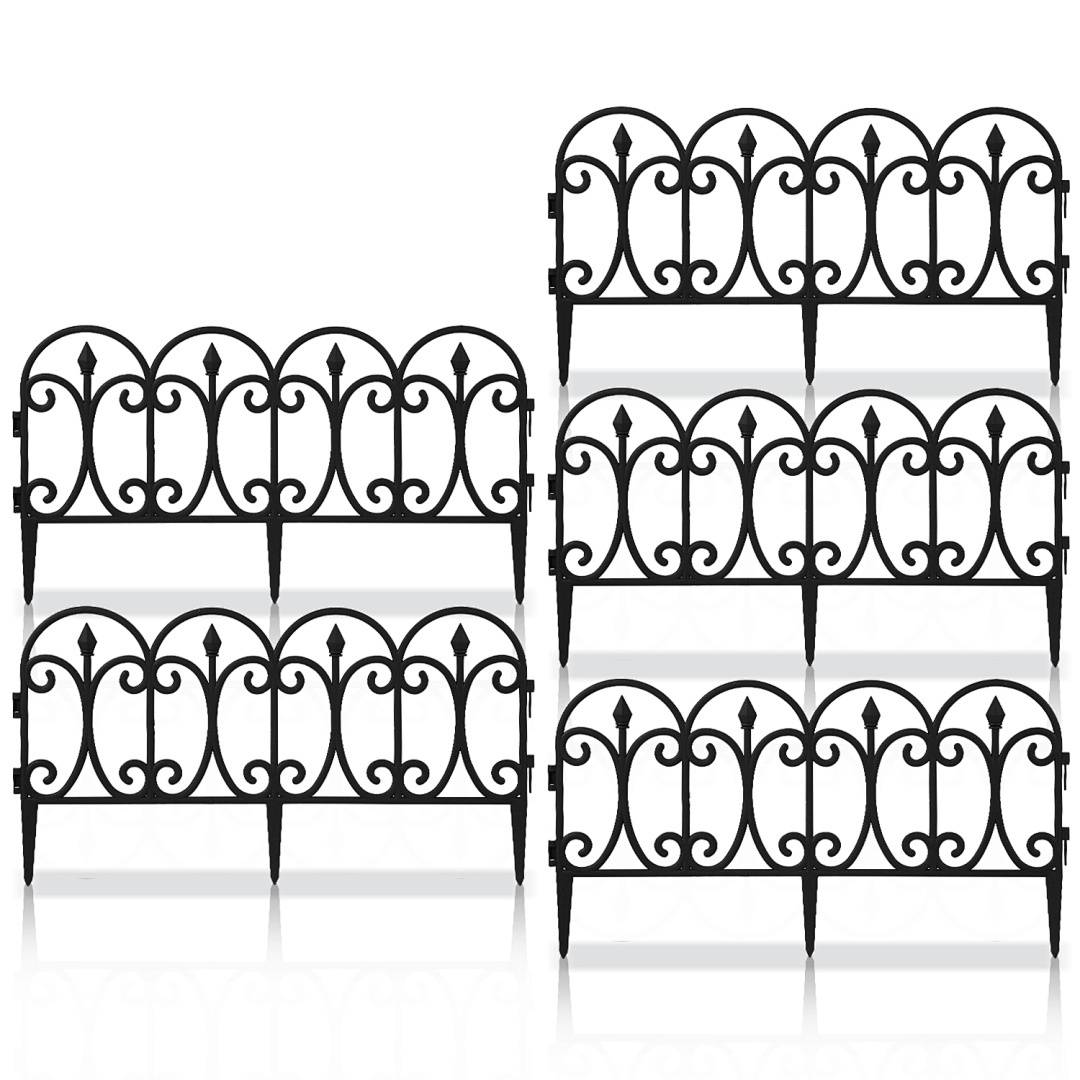 Verzierte schwarze Metallgartenzäune mit dekorativen Scrollmustern, in zwei Reihen mit je drei Paneelen angeordnet.