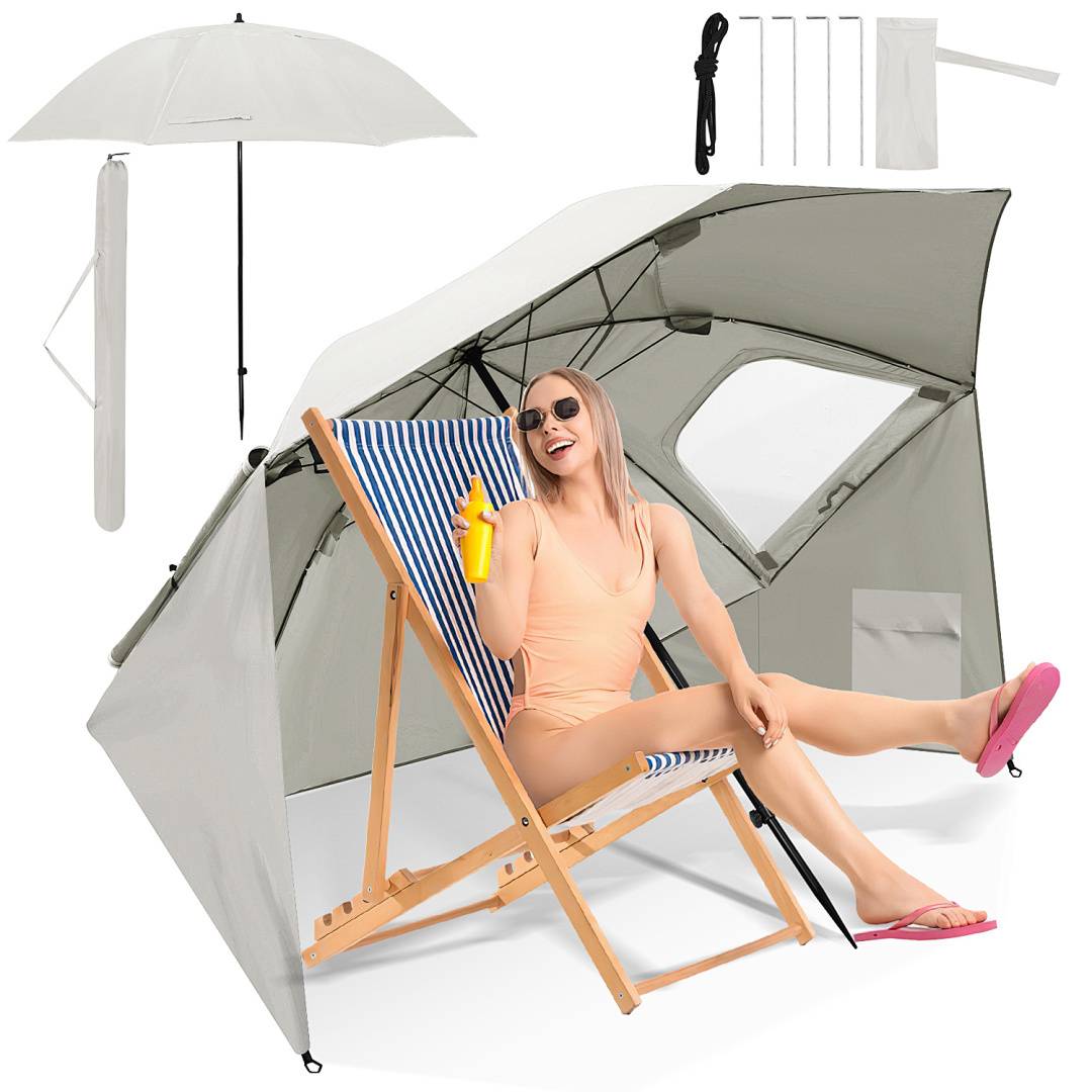 Eine Person im Badeanzug sitzt auf einem gestreiften Strandsessel unter einem weißen Sonnenschirm, lächelt und hält ein Getränk in der Hand. Strandzubehör ist sichtbar.