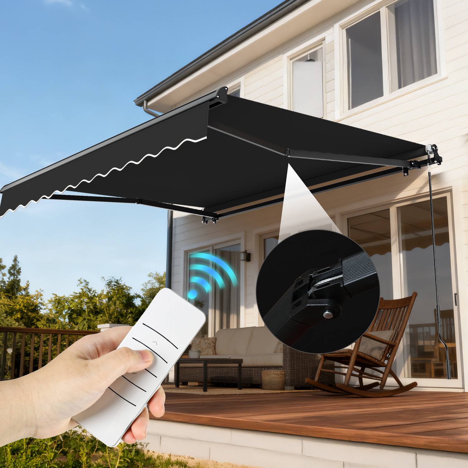 Eine Hand hält eine Fernbedienung und bedient eine ausfahrbare Markise auf der Terrasse eines modernen Hauses und zeigt die Funktionalität der drahtlosen Steuerung.