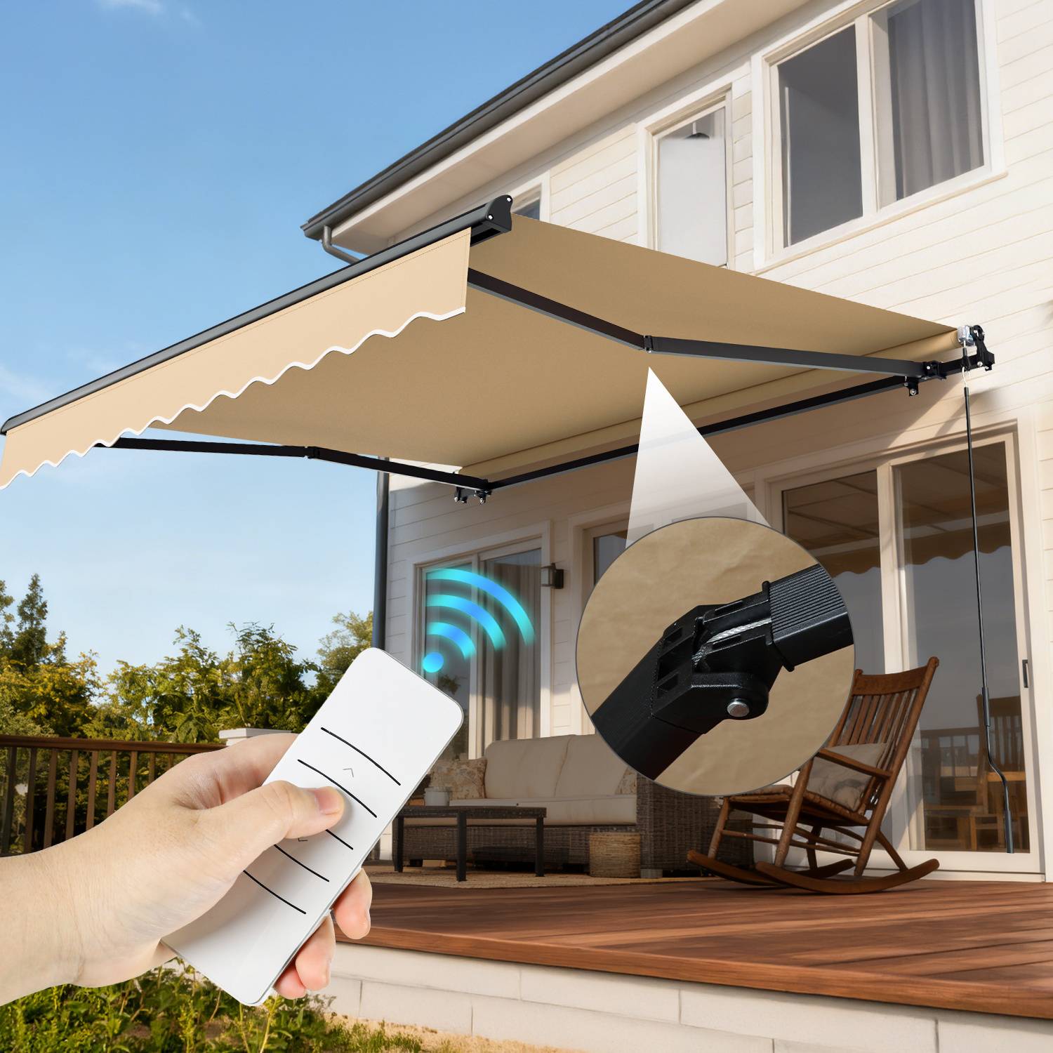 Eine Hand hält eine Fernbedienung, die auf eine beige ausfahrbare Markise gerichtet ist, die sich über eine Terrasse mit Gartenmöbeln erstreckt und die automatische Anpassung des Sonnenschutzes veranschaulicht.