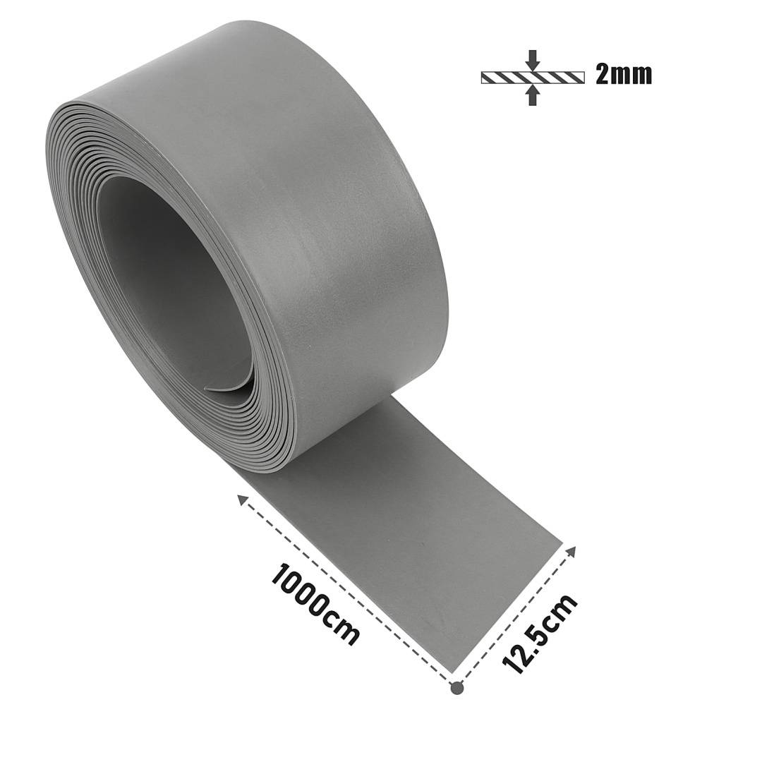 Eine Rolle grauem Klebeband mit gekennzeichneten Abmessungen: Länge 1000 cm, Breite 12,5 cm und Dicke 2 mm. Das Klebeband ist leicht abgewickelt.