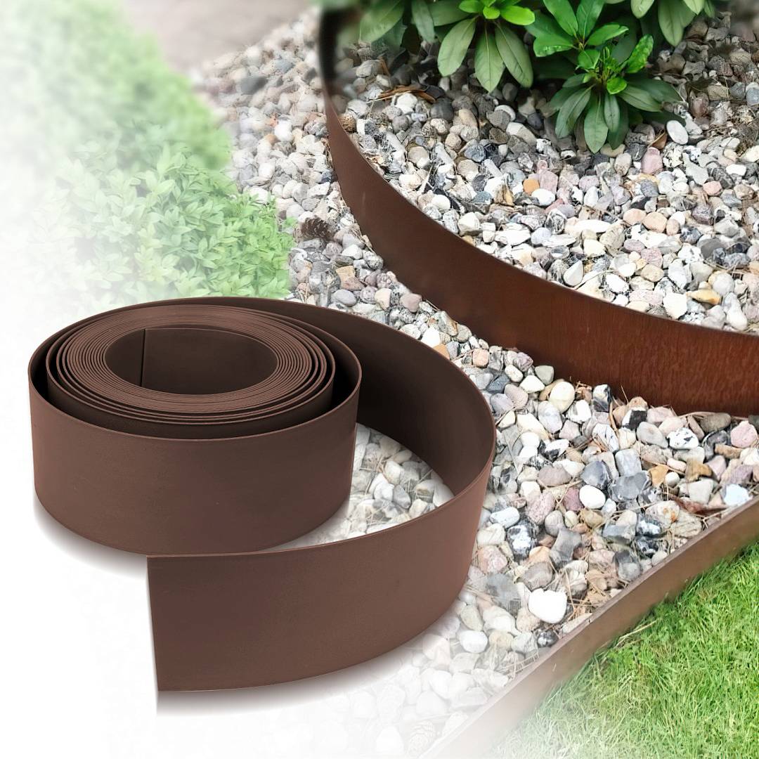 Eine Rolle braune Garteneinfassung neben einem angelegten Gartenbeet mit kleinen Steinen und grünen Blatterpflanzen.